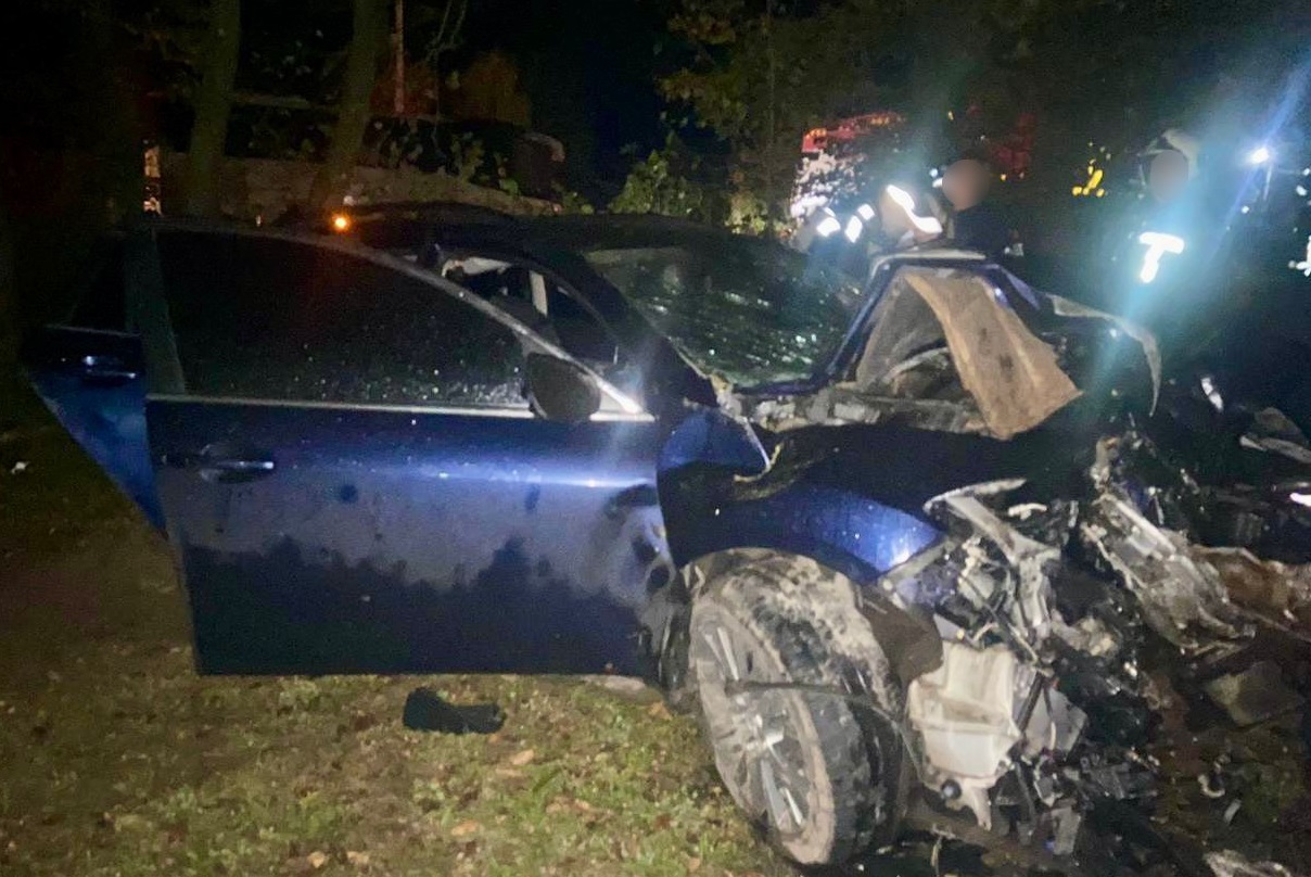 У Кленовці на Мукачівщині через п'яного 20-річного водія Mazda влетіла в дерево, загинув 20-річний пасажир (ФОТО)