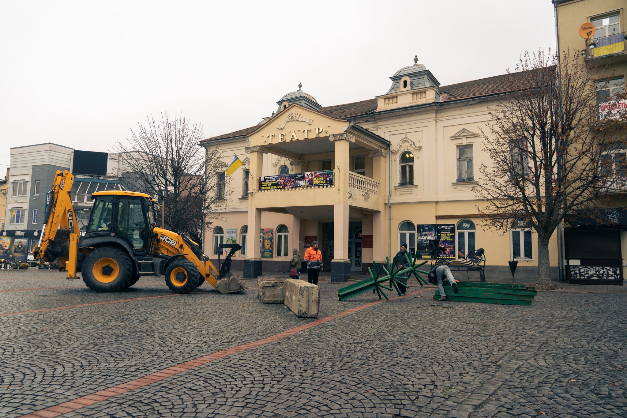 У Мукачеві почали встановлювати різдвяну ялинку