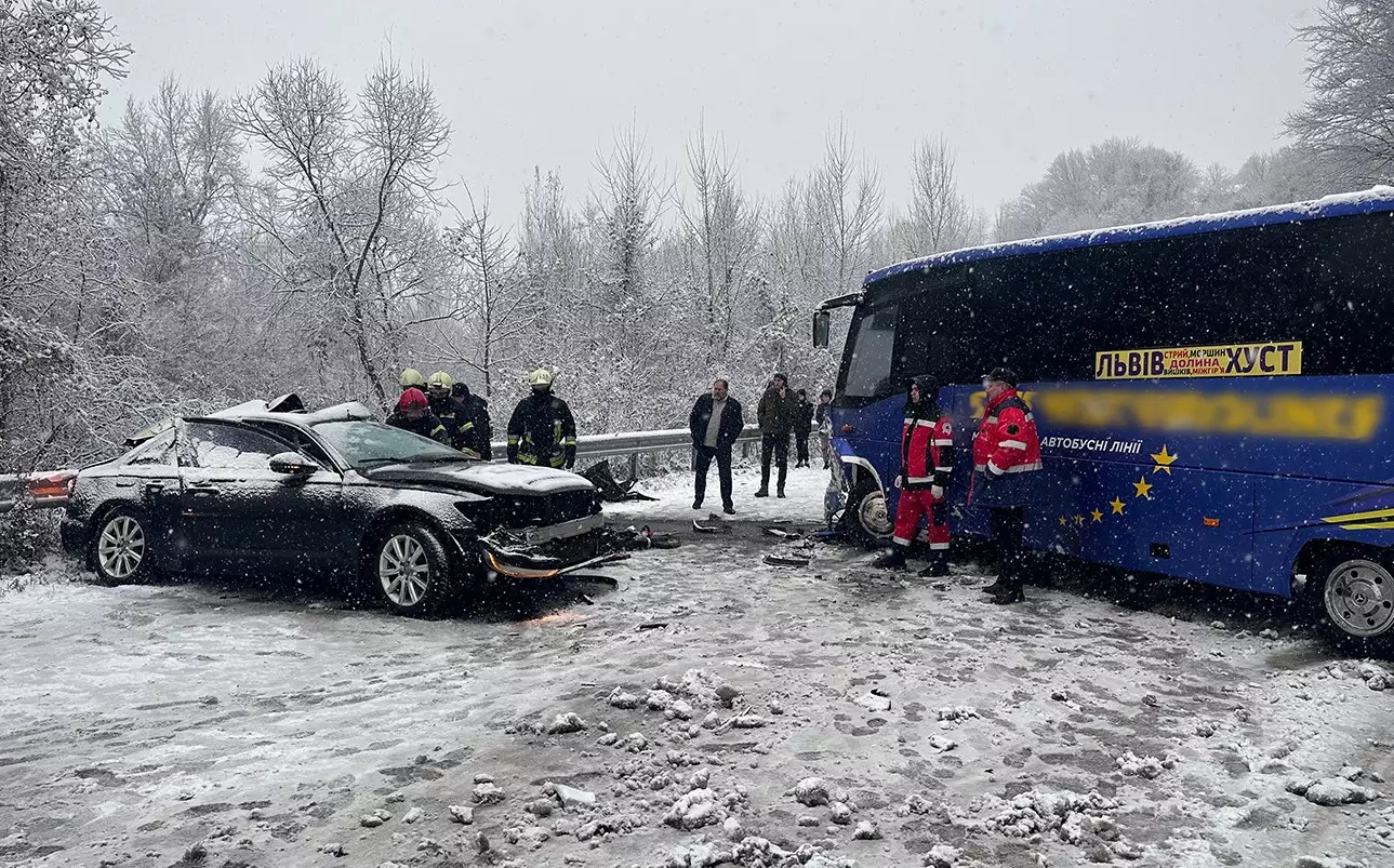 У зіткненні Audi A6 та автобуса Mercedes-Benz у Березові на Хустщині загинула 22-річна водійка, одна пасажирка автобуса травмувалась (ФОТО)