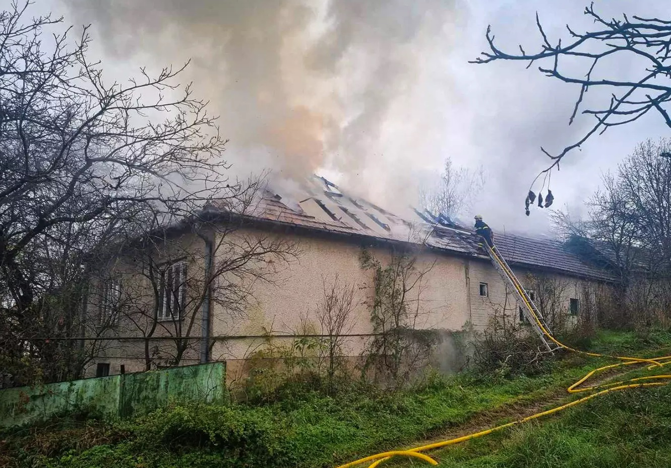 У Чопівцях на Мукачівщині вигоріли будинок з прибудовою, в пожежі травмувався 83-річний власник (ФОТО)