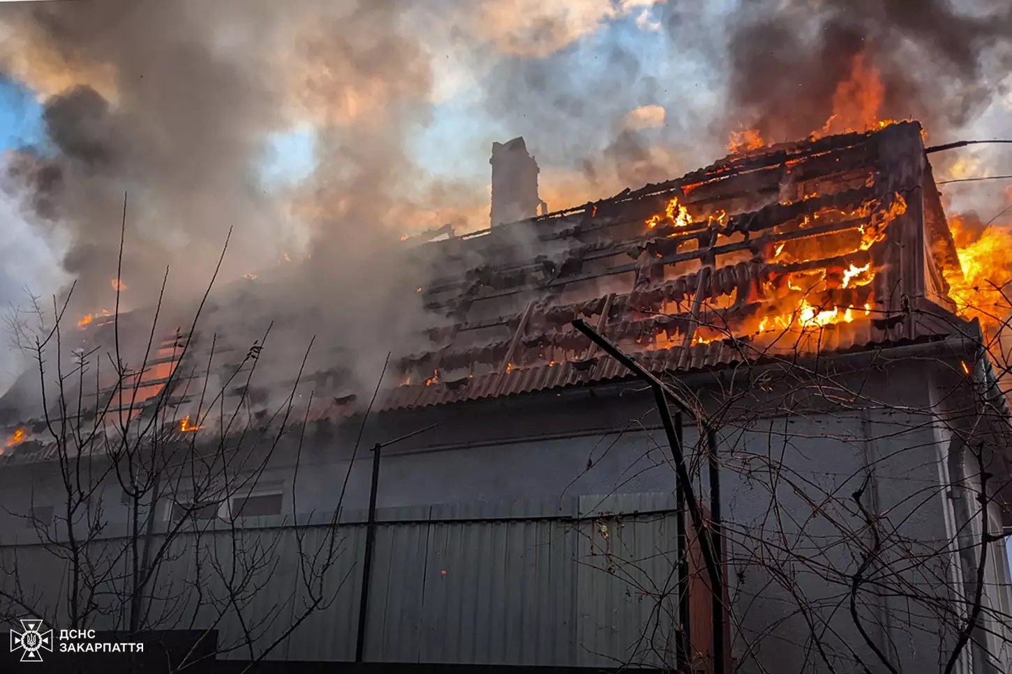 У Поляні на Мукачівщині вщент вигоріла мансарда приватного будинку (ФОТО)