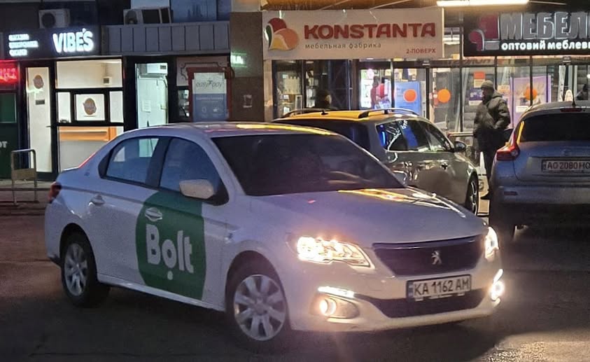 В Ужгороді таксист висадив пасажирку у відповідь на прохання говорити українською. Зрештою водія відсторонили