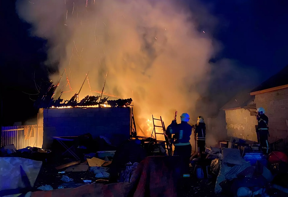 У Хусті горіла господарська будівля на приватному обійсті (ФОТО)