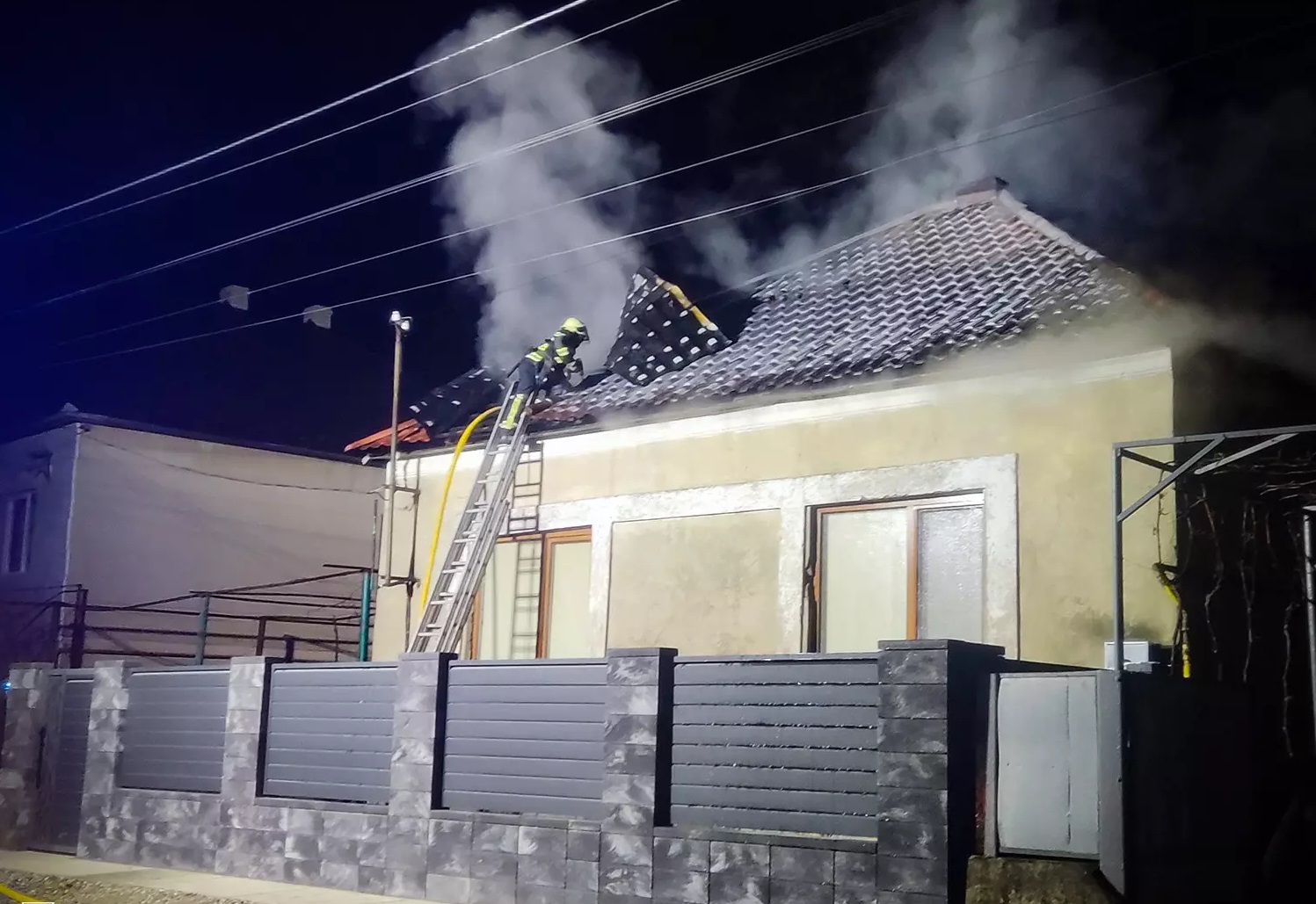 У Олешнику Виноградівської громади, поки господарів не було вдома, від пожежі в прибудові загорівся будинок (ФОТО)