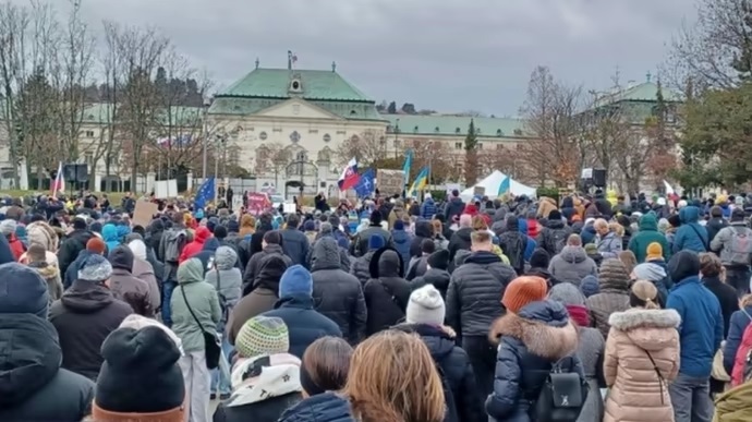 У Братиславі вийшли на протест "Досить росії" через візит фіцо до путіна