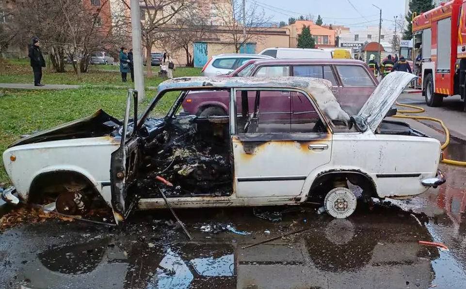 У Мукачеві горіла обжита безхатьками "нічийна" "копійка", постраждала жінка (ФОТО)