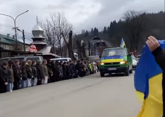 Ясінська громада навколішки та з квітами зустріла померлого Героя Дмитра  Клочуряка (ВІДЕО)