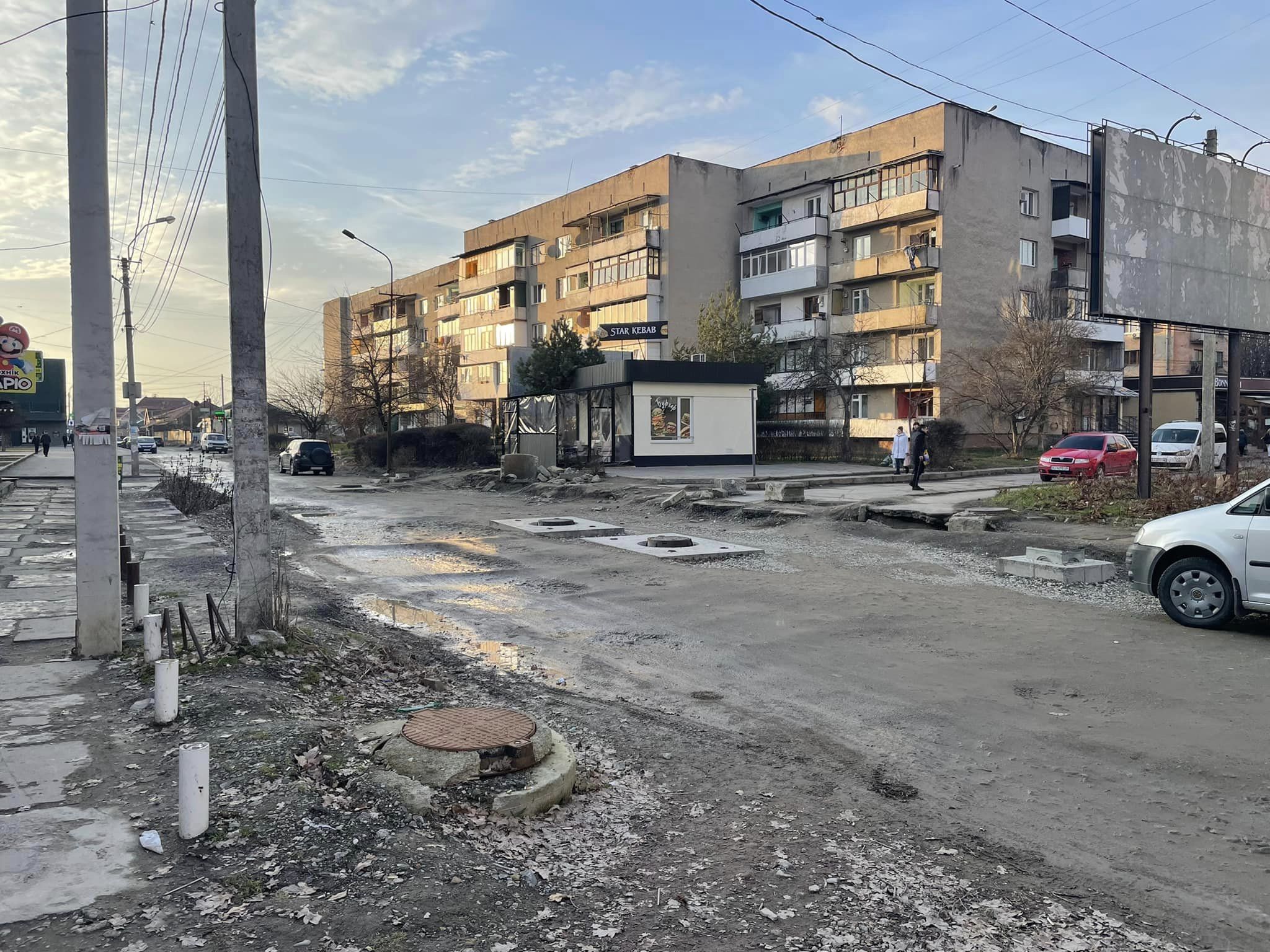 ФОТОФАКТ. У Виноградові другий рік стоїть незавершеним ремонт міжнародної автодороги навпроти районної лікарні (ФОТО)