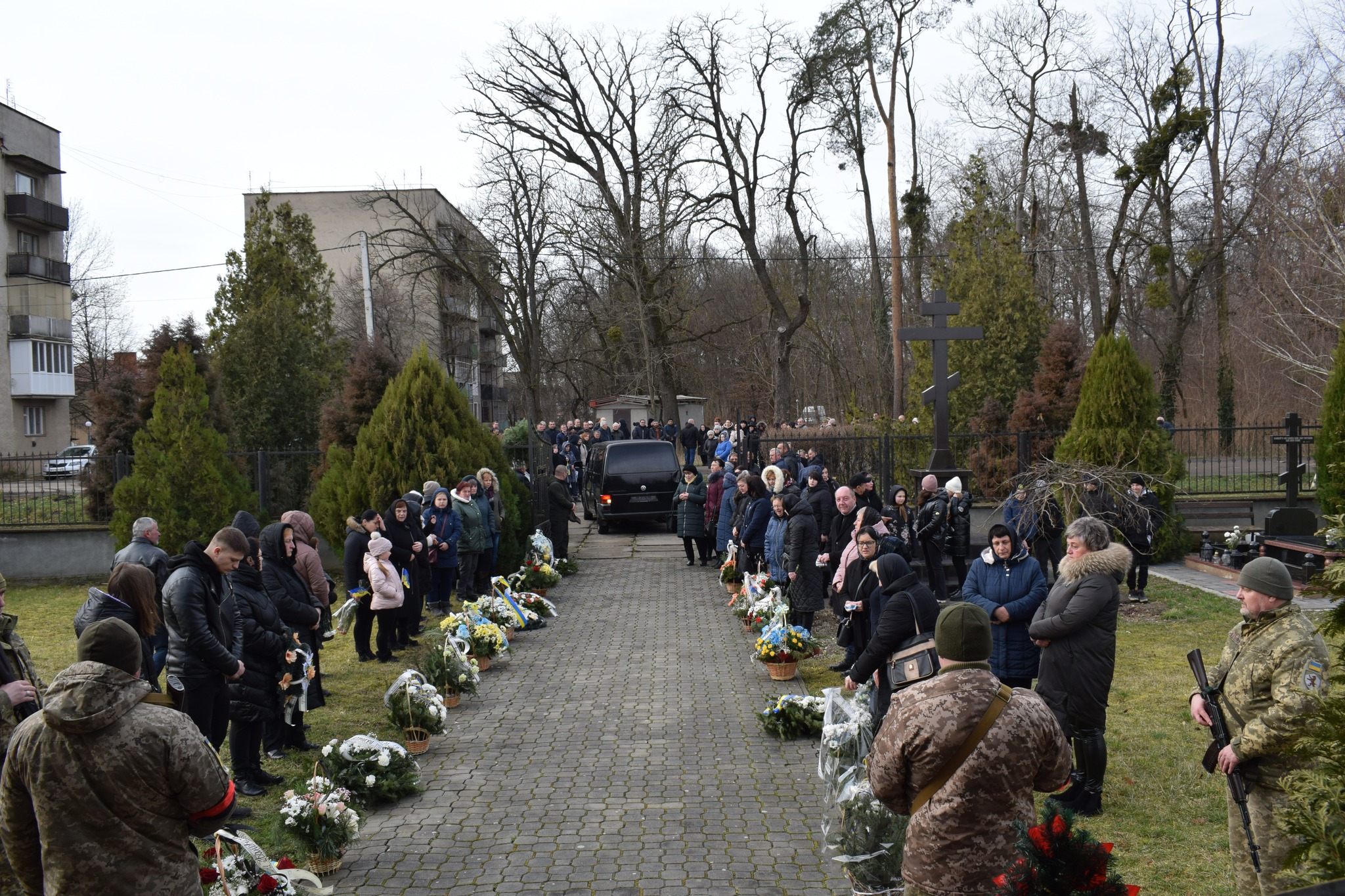 У Великій Бакті Берегівської громади навколішки та з квітами провели в останню дорогу Героя Івана Яника (ФОТО)