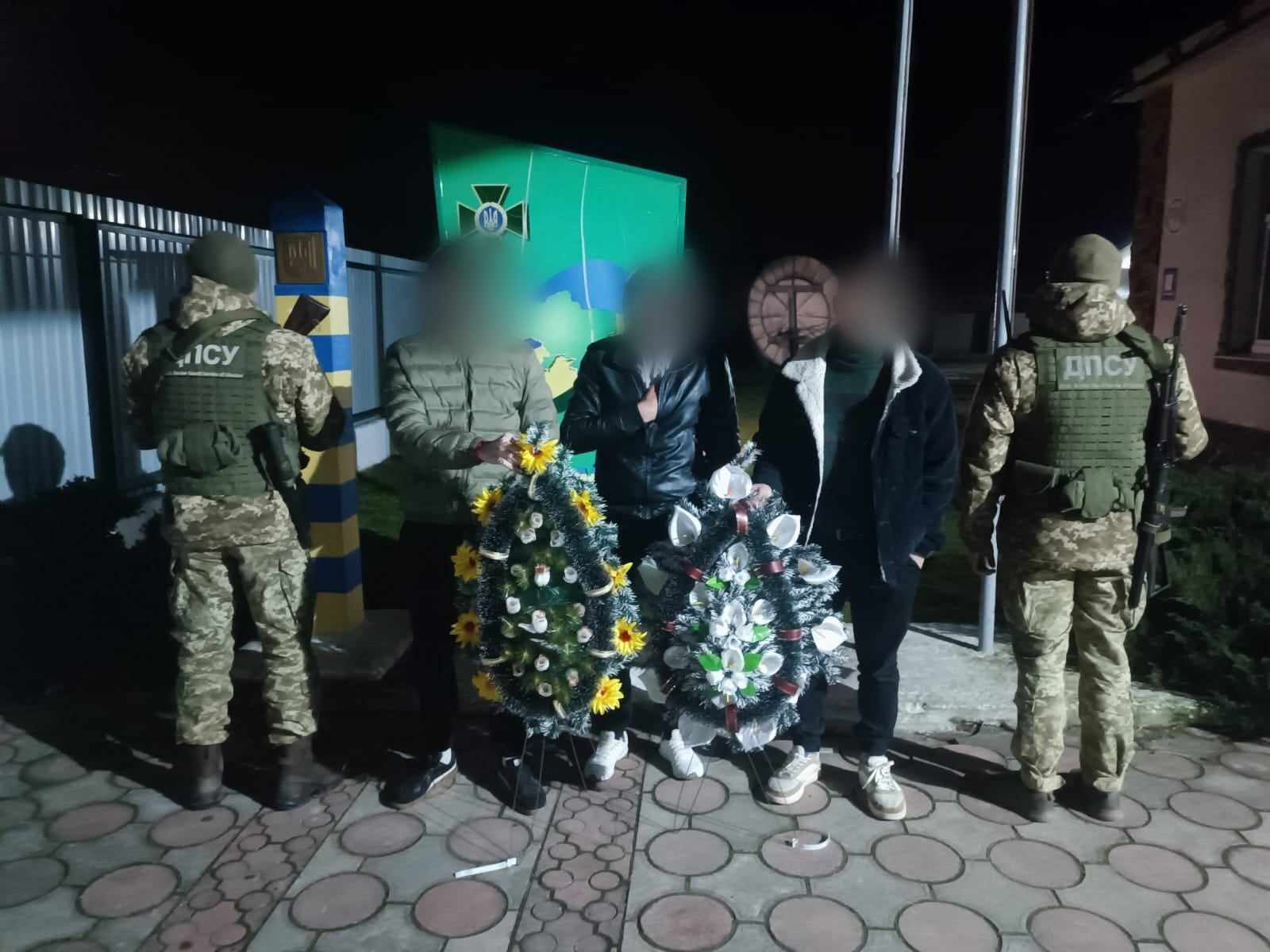 Закарпатські переправники видали харків'янам-"ухилянтам" вінки, щоби зімітувати поїздку на "похорон бабусі" в прикордонний Чорнотисів (ФОТО)