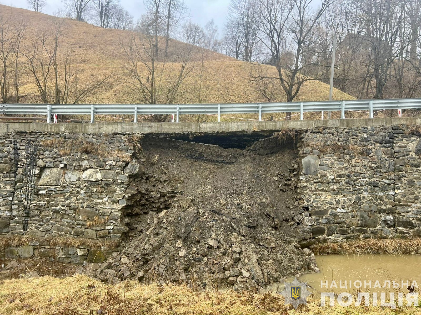 У Лазещині на Рахівщині відбувся зсув опорної камʼяної стінки автомобільного шляху національного значення Н-09 (ФОТО)