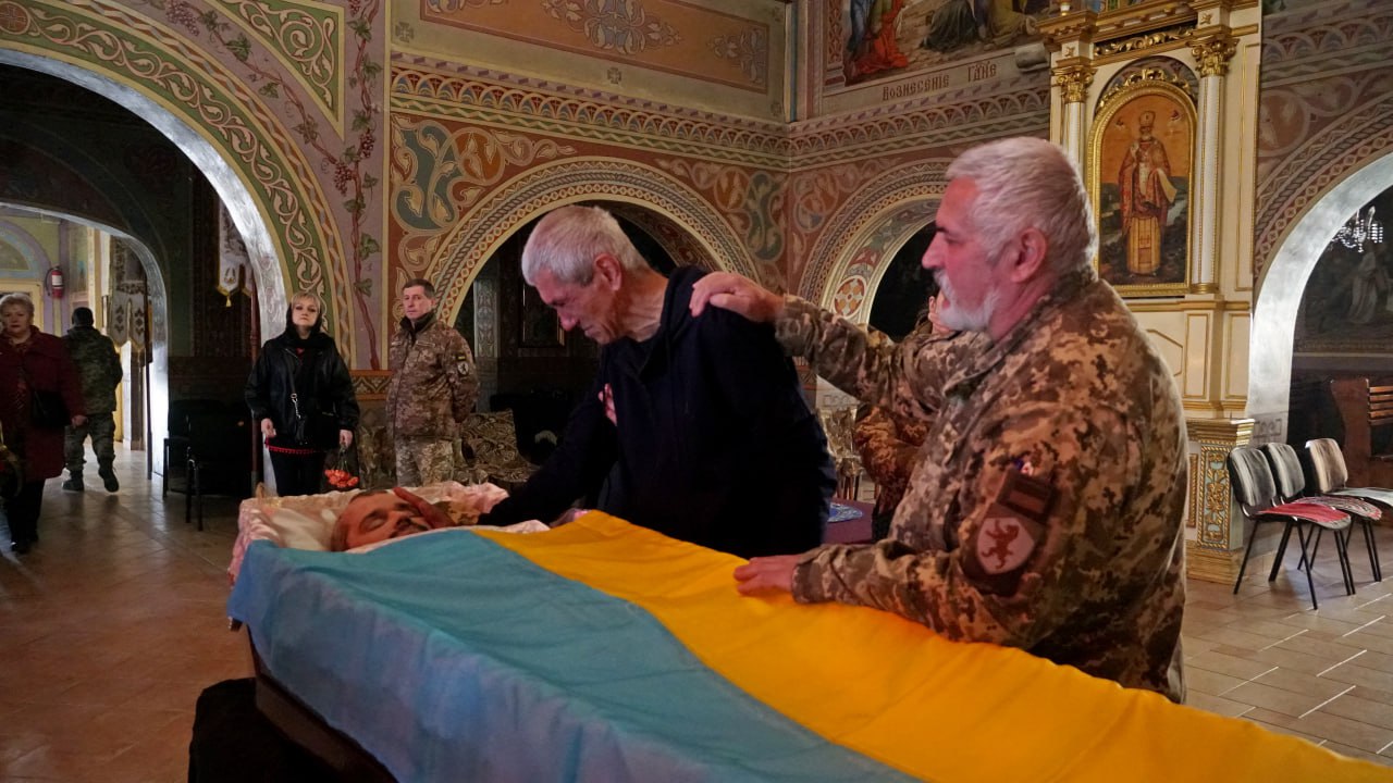 У Мукачеві попрощалися з 31-річним полеглим Героєм Ростиславом Діусом (ФОТО)