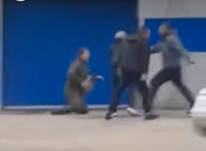 У Мукачеві місцеві цигани жорстко побили працівника ТЦК (ВІДЕО)
