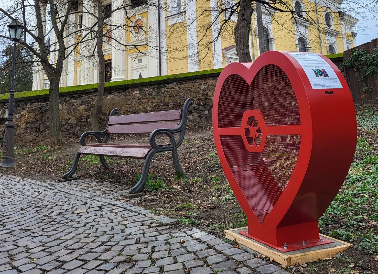 В Ужгороді встановили і одразу ж пообіцяли демонтувати металеве серце для збору пластикових кришечок (ФОТО)