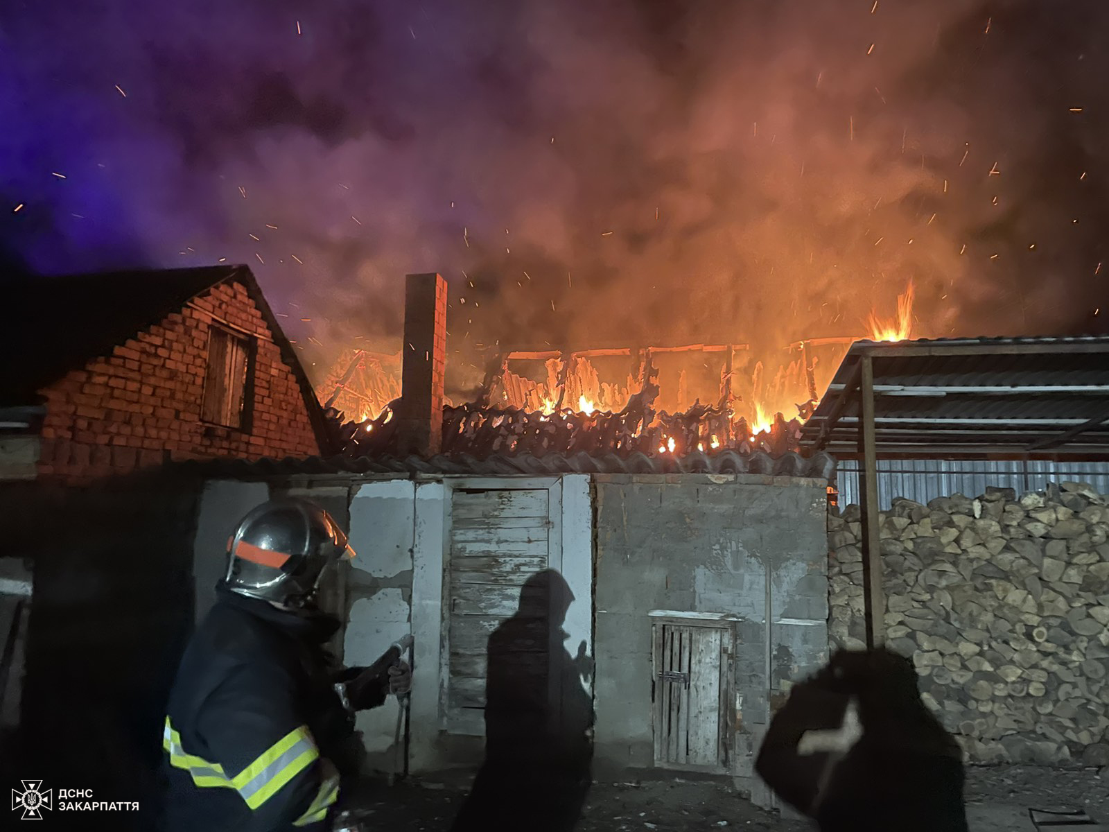 У Великих Лазах на Ужгородщині палала літня кухня з сіном на горищі (ФОТО)