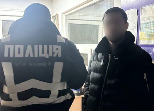 На посту у Нижніх Воротах "безправний" водій намагався дати патрульним 600 грн хабаря (ФОТО)