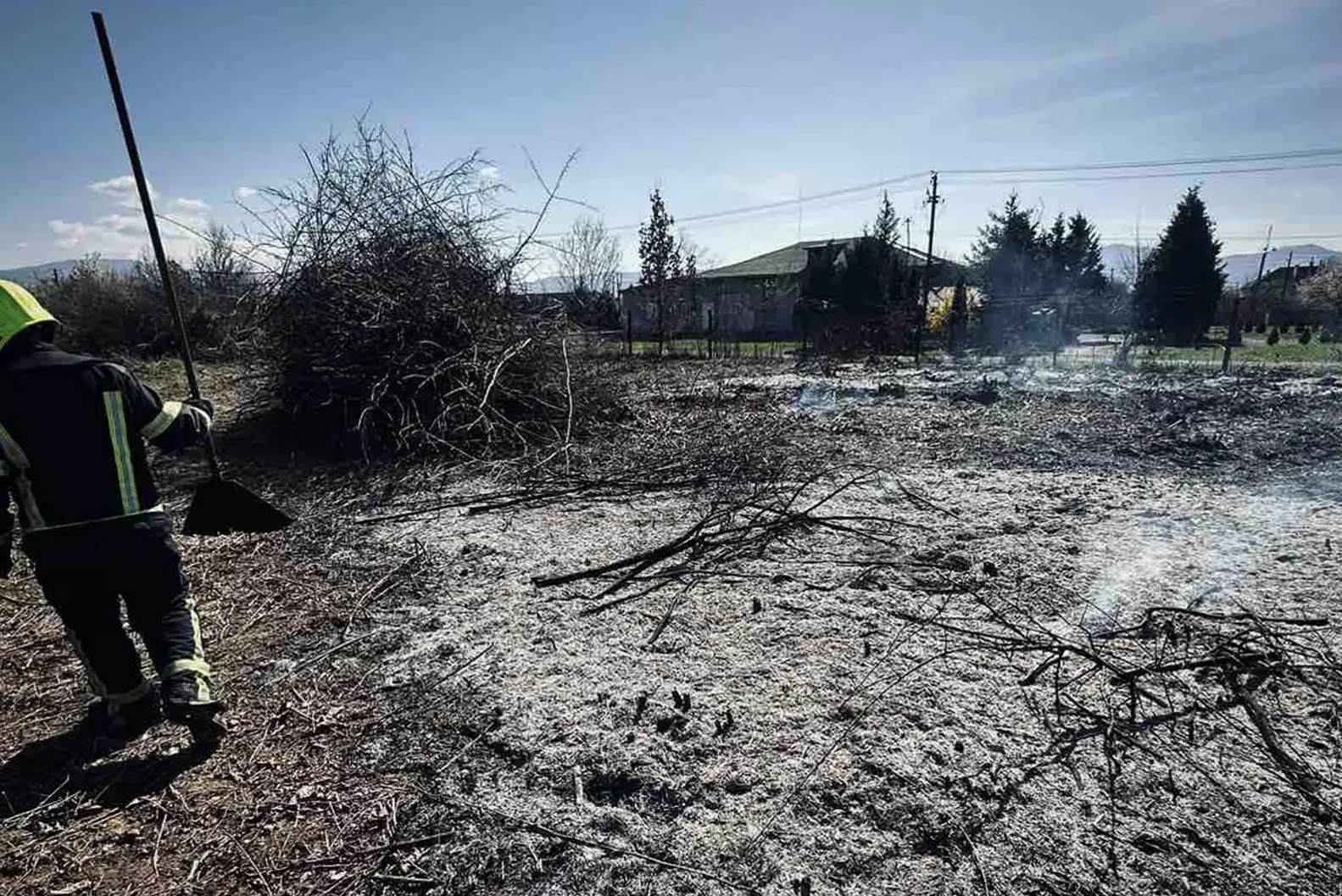 У Буштині вогонь з підпаленого сухостою ледь не перекинувся на житлові будинки