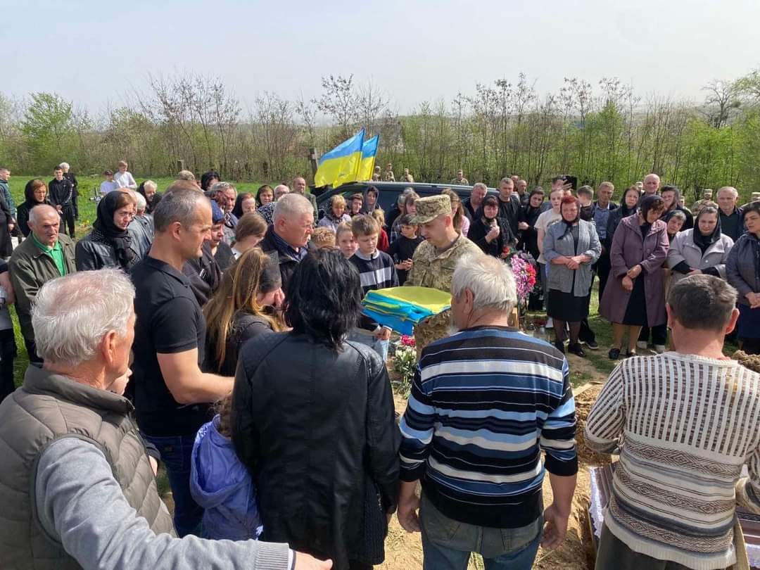 У Камʼянському Берегівського району попрощалися з полеглим Героєм Ярославом Багрієм (ФОТО, ВІДЕО)