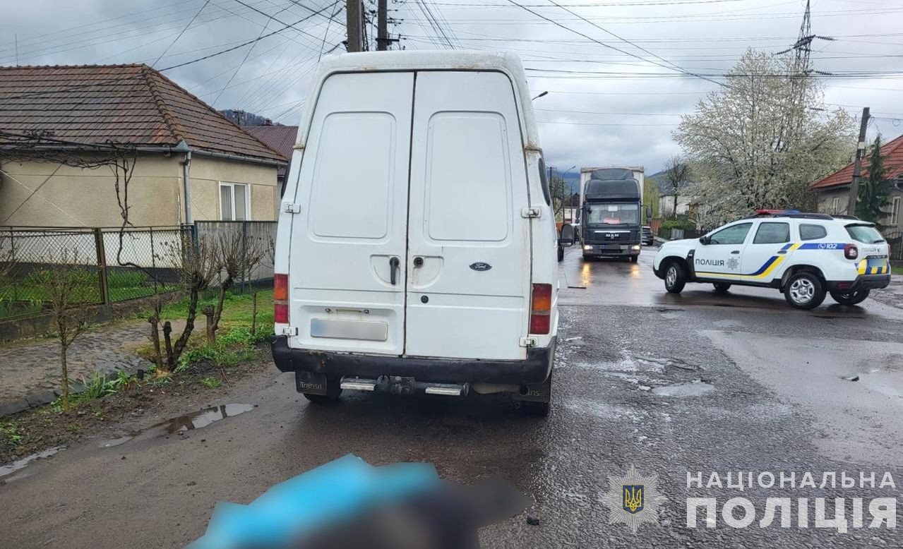 У Сваляві 21-річний водій мікроавтобуса Ford, рухаючись задом, смертельно травмував 76-річну жінку (ФОТО)