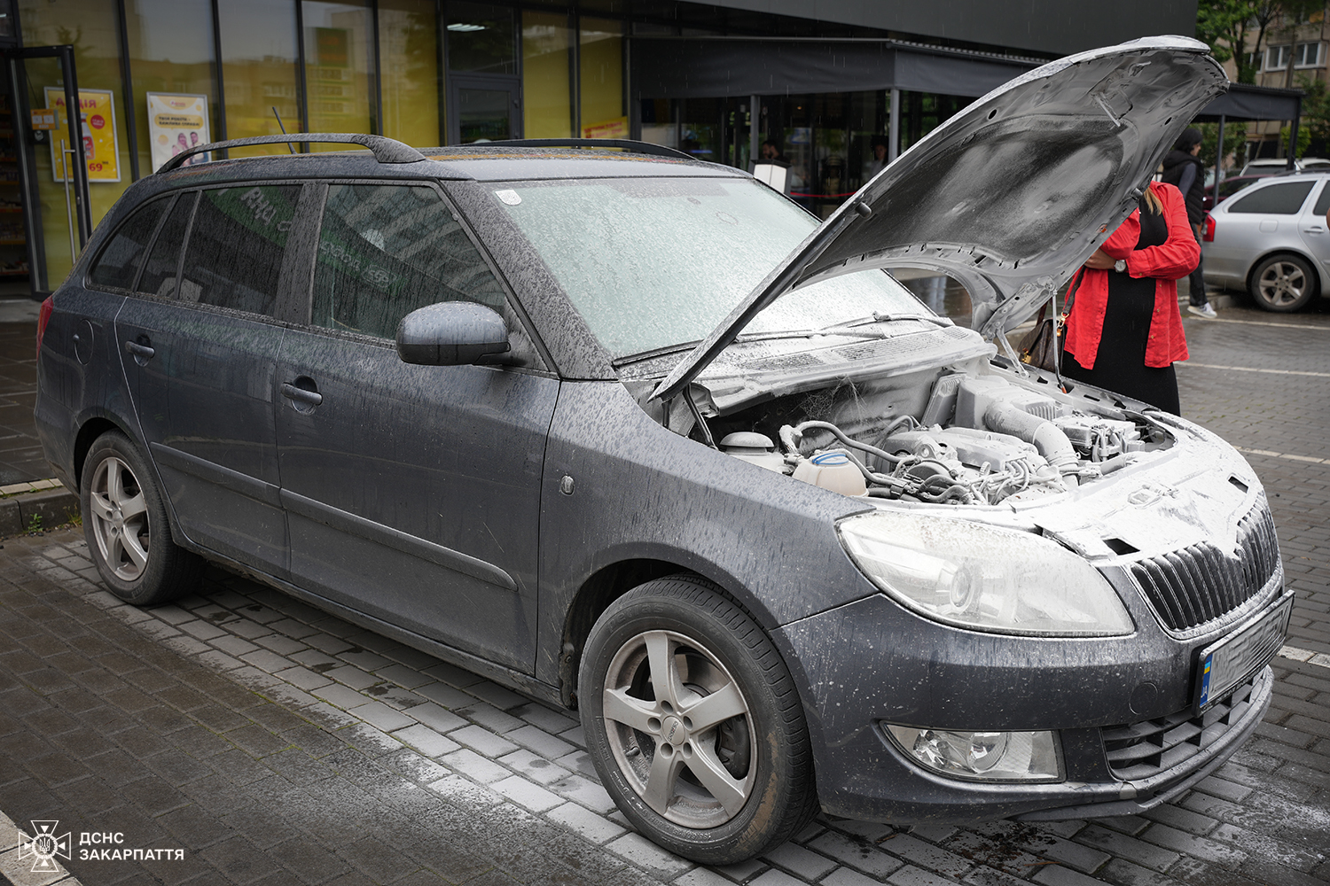 Поки ужгородка пішла за покупками в супермаркет, її Skoda Fabia, залишена на парковці, загорілася (ФОТО)