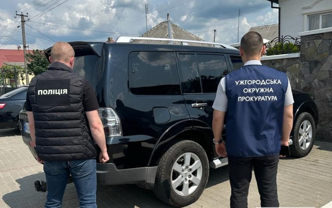 На Закарпатті передали ЗСУ автомобілі, які керівник ГО ввіз як гуманітарну допомогу та продавав