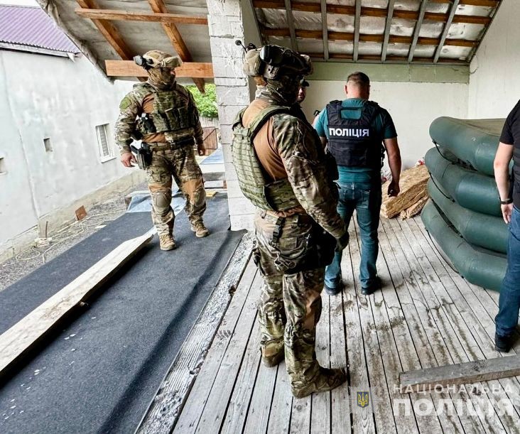 На Закарпатті під час обшуків у переправників "ухилянтів" виявили 4 ґумові човни та 7 елітних автомобілів (ФОТО, ВІДЕО)