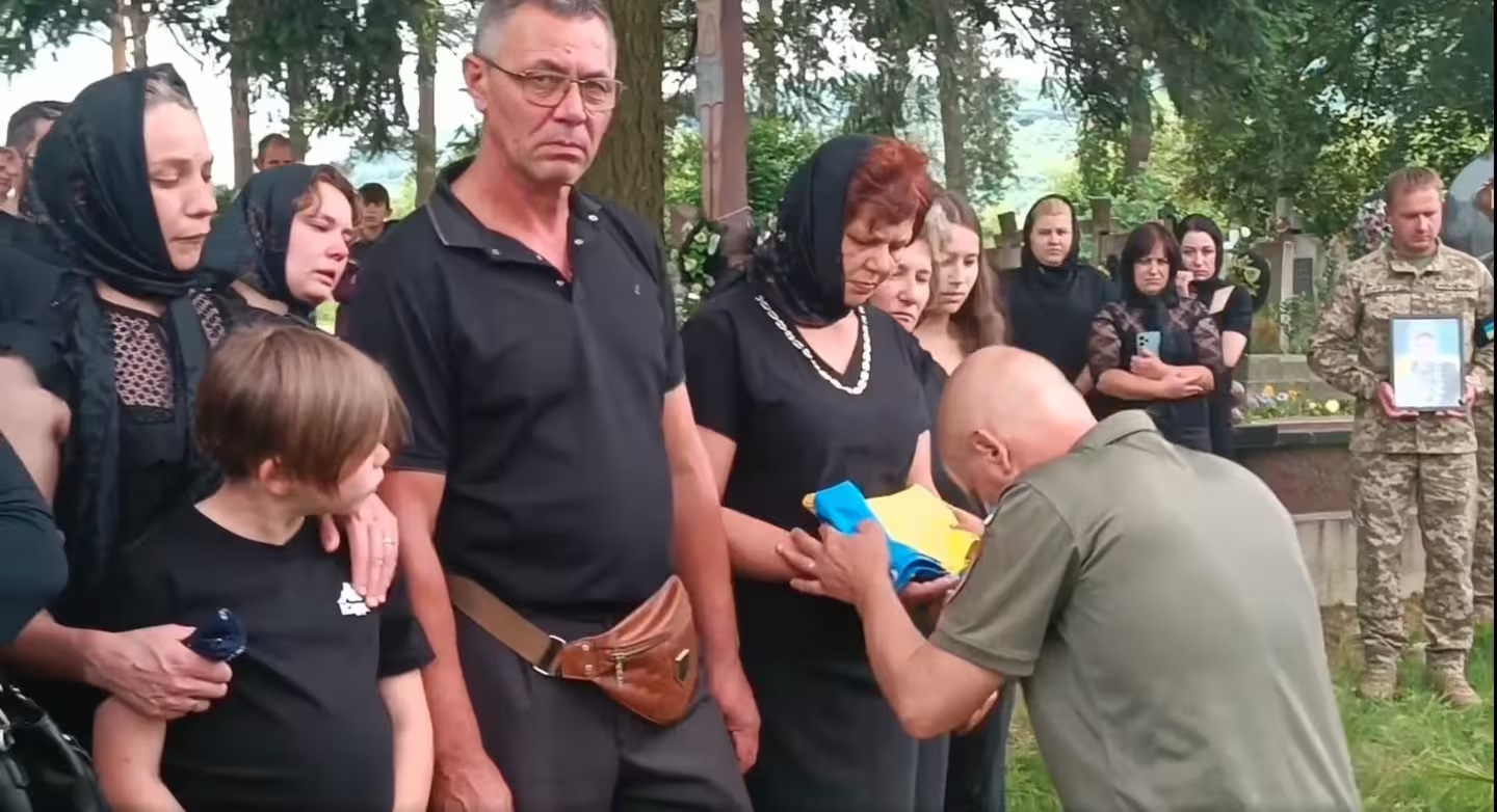 У Ракові на Ужгородщині попрощалися з полеглим Героєм Олександром Кострицею (ФОТО)