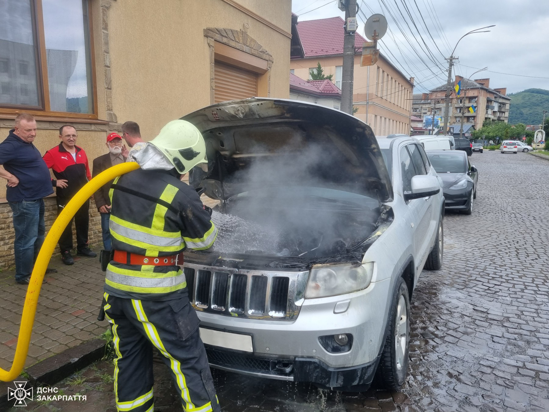 У Мукачеві горів Jeep Grand Cherokee, що очікував на ремонт біля СТО (ФОТО, ВІДЕО)