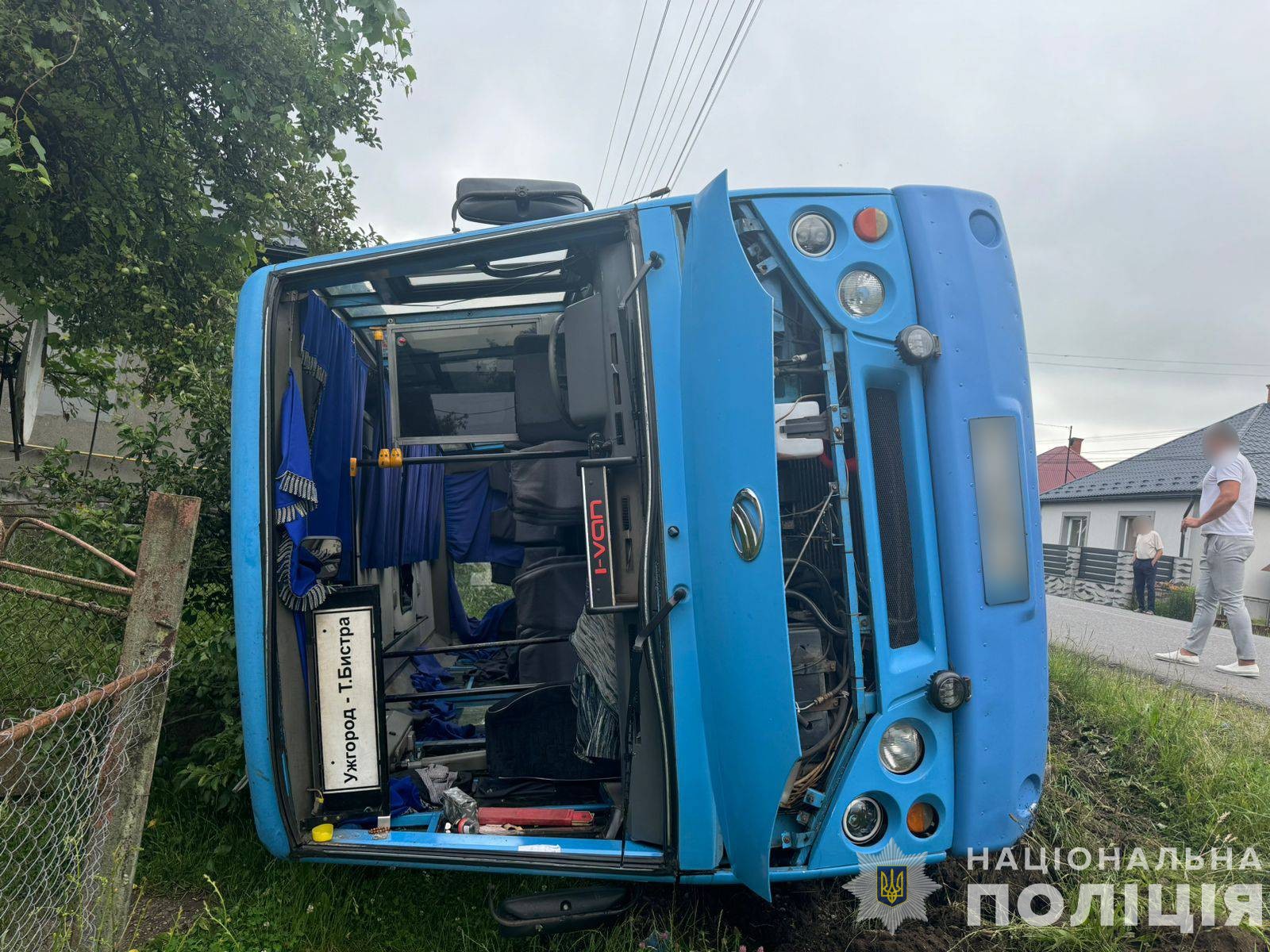 У Сімері Перечинської громади рейсовий автобус перекинувся у кювет, є травмовані (ФОТО)