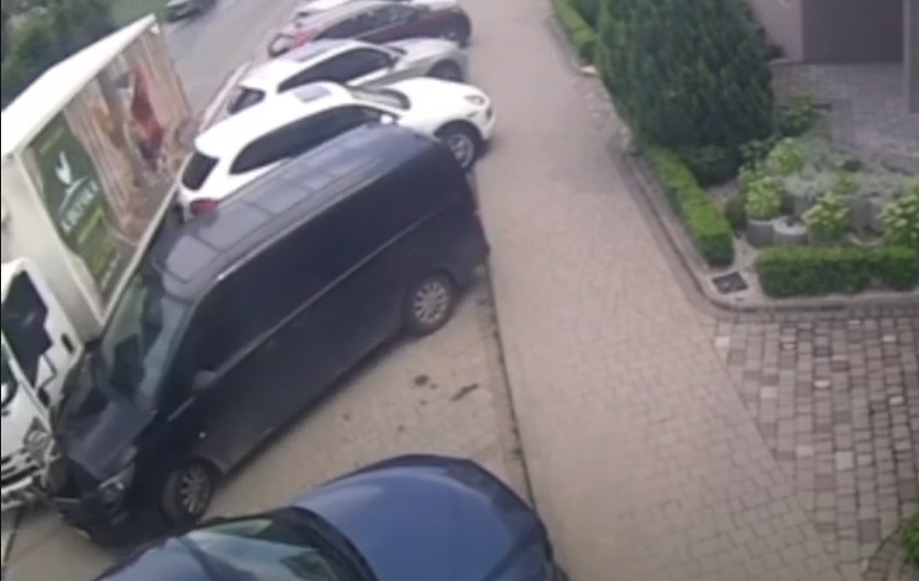 В Ужгороді на "БАМі" вантажівка без гальм пошкодила 5 авто, огорожі лікарень, шлагбаум і табло (ВІДЕО)