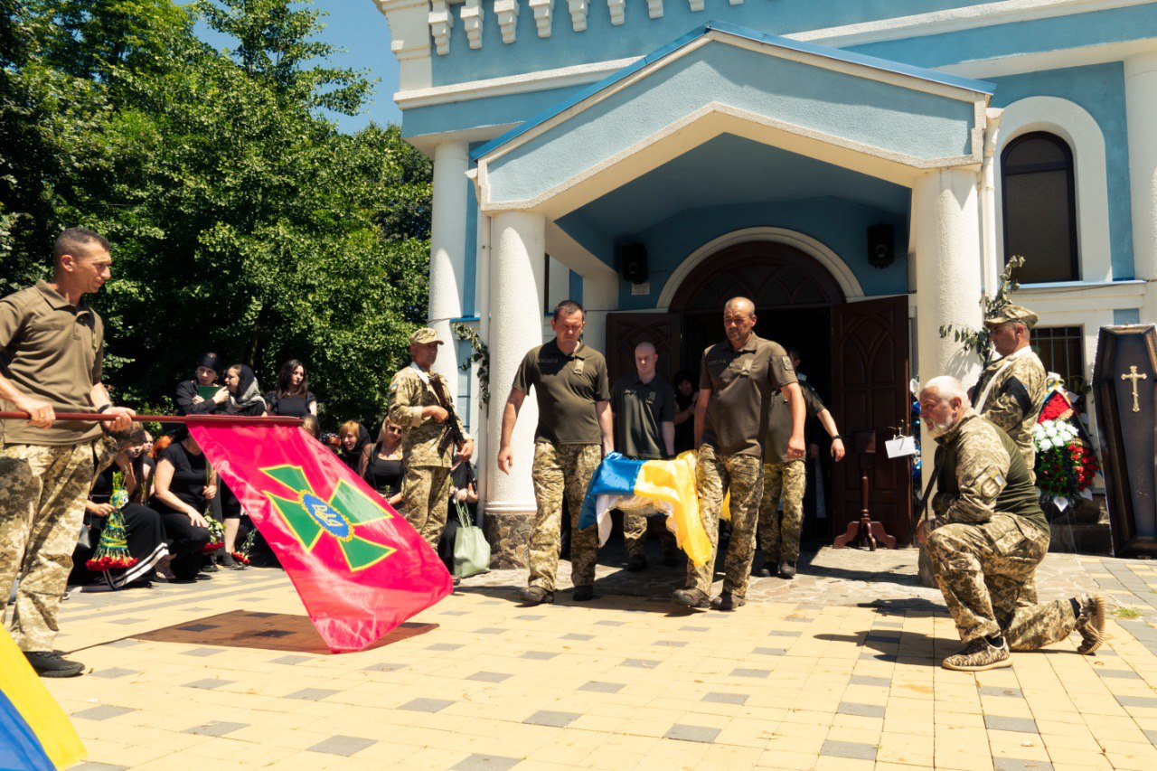 У Мукачеві попрощалися з полеглим прикордонником Сергієм Шмайдою (ФОТО)