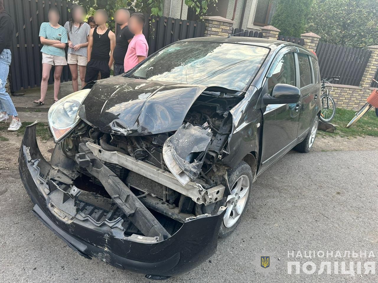 У Руському Полі на Тячівщині "п'яний" Nissan тікав від патрульних і в'їхав у паркан (ФОТО)