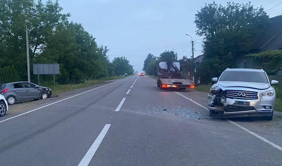 У Тячеві ДТП з травмованими: Hyundai врізався в припарковану на узбіччі Infiniti (ФОТО)