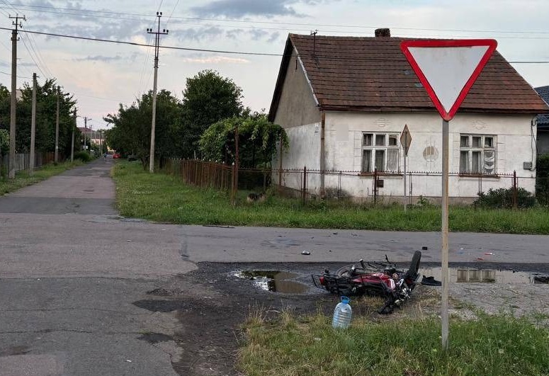 У Чопі 15-річний мотоцикліст з 13-річним пасажиром травмувалися, врізавшись в Ford (ФОТО)