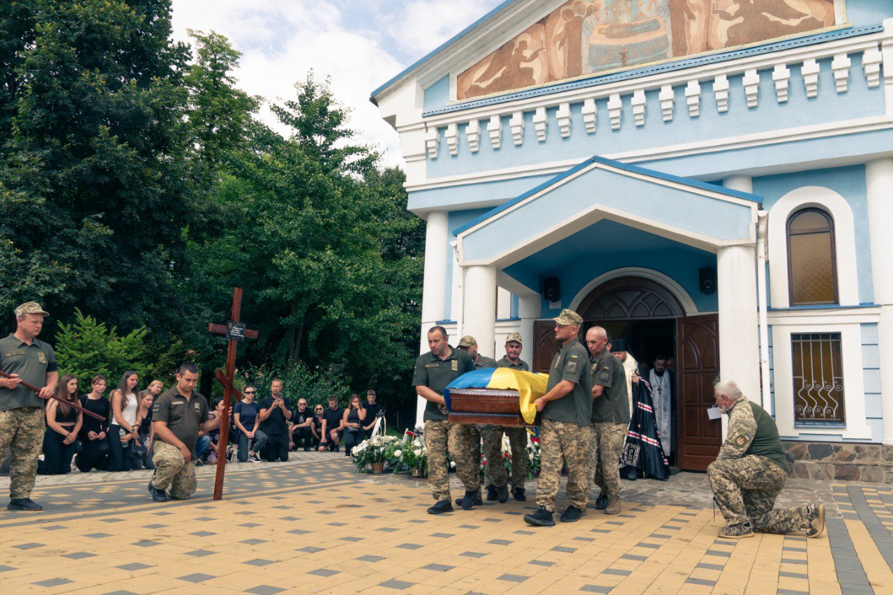 У Мукачеві попрощалися з полеглим 24-річним прикордонником Степаном Буджаком (ФОТО)