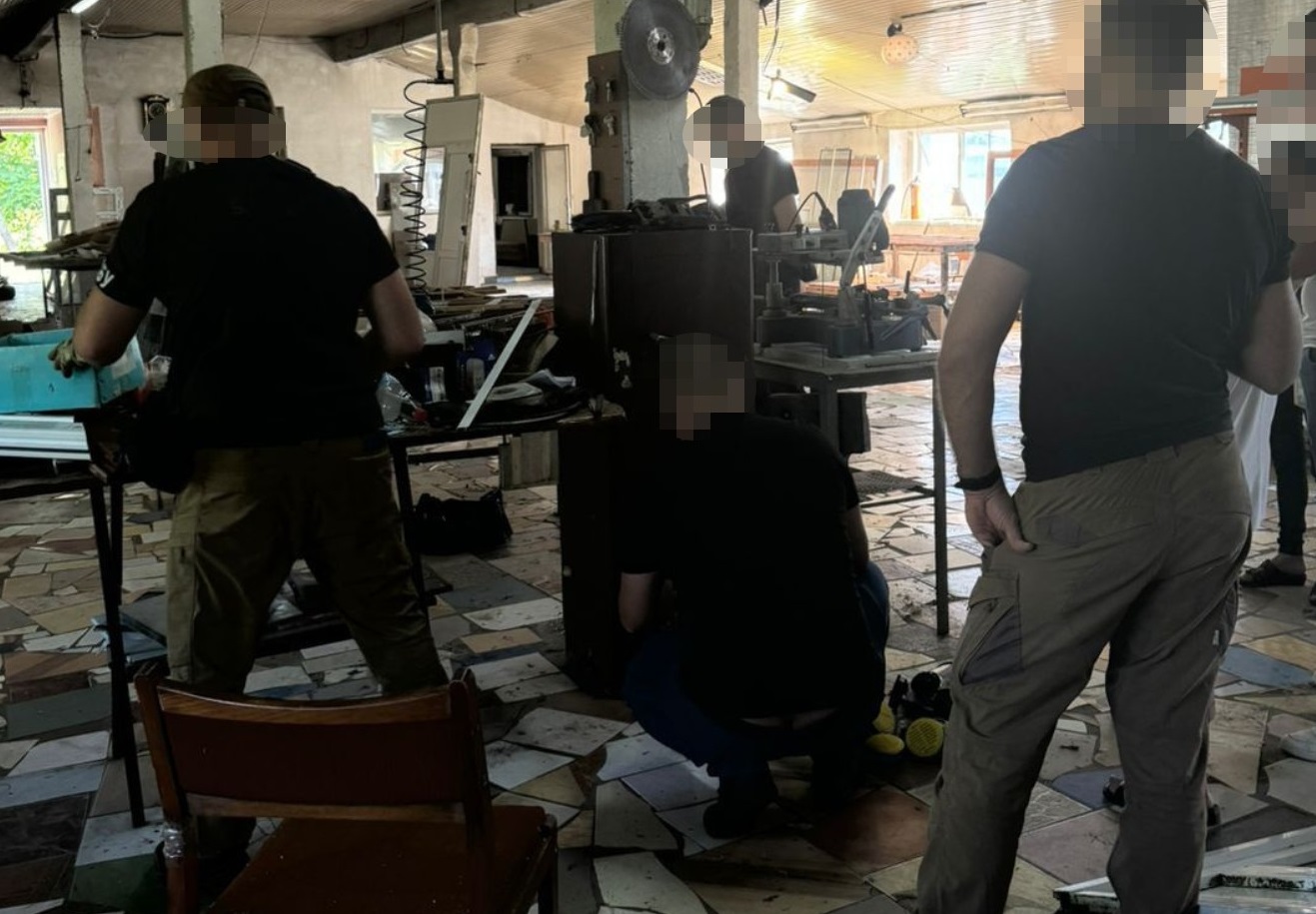 Чотирьом закарпатцям, що розсилали по всій Україні амфетамін, виготовлений в підпільній нарколабораторії в Мукачеві, повідомили про підозру (ФОТО)