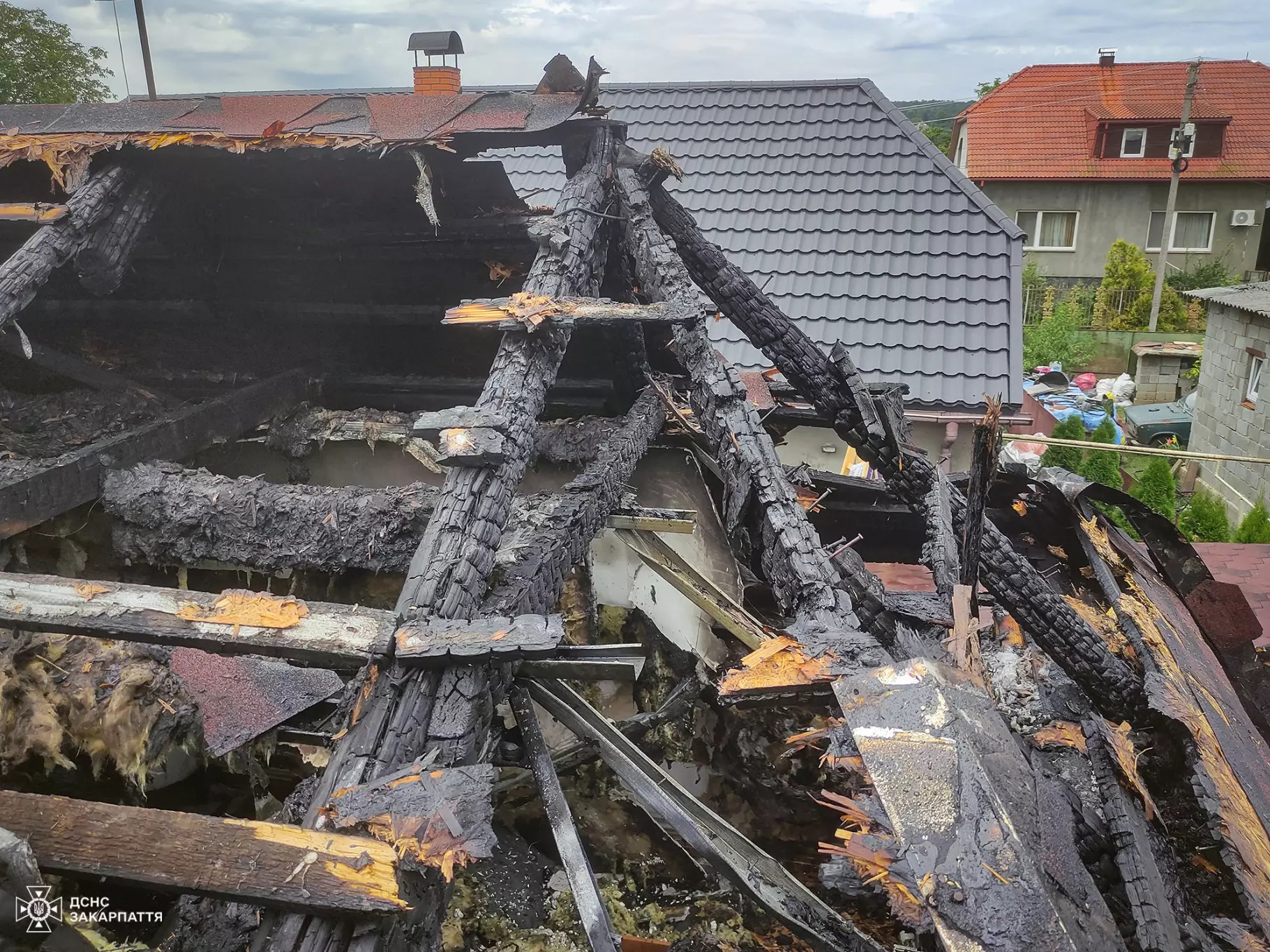 У Ільниці на Хустщині, випалюючи гніздо шершнів, робітники підпалили дах будинку (ФОТО)