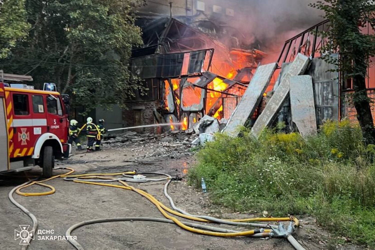 В Ужгороді кілька годин поспіль ліквідовують пожежу в складському приміщенні (ФОТО)