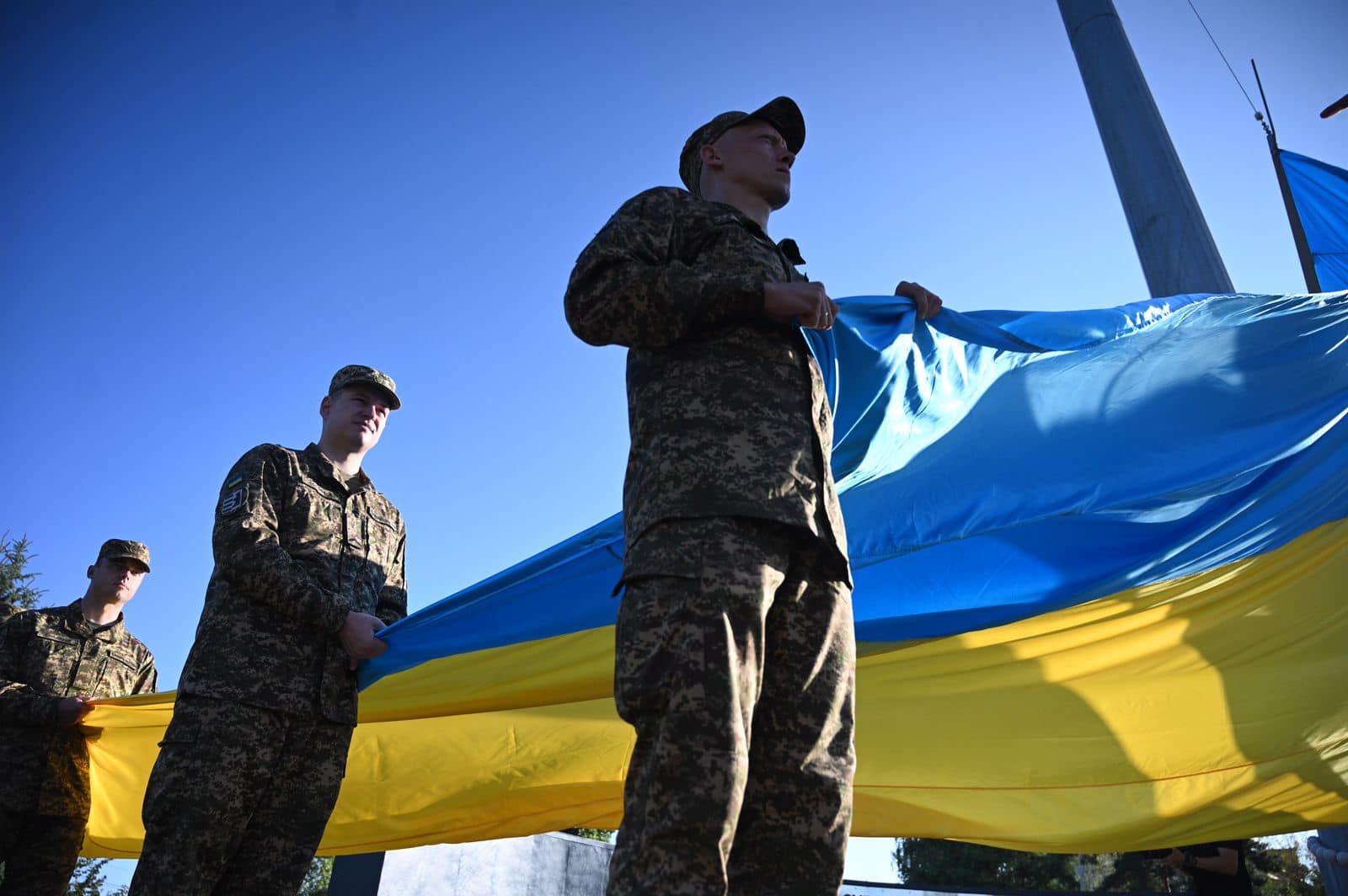 В Ужгороді до Дня Державного Прапора урочисто підняли стяг на найвищий флагшток Закарпаття