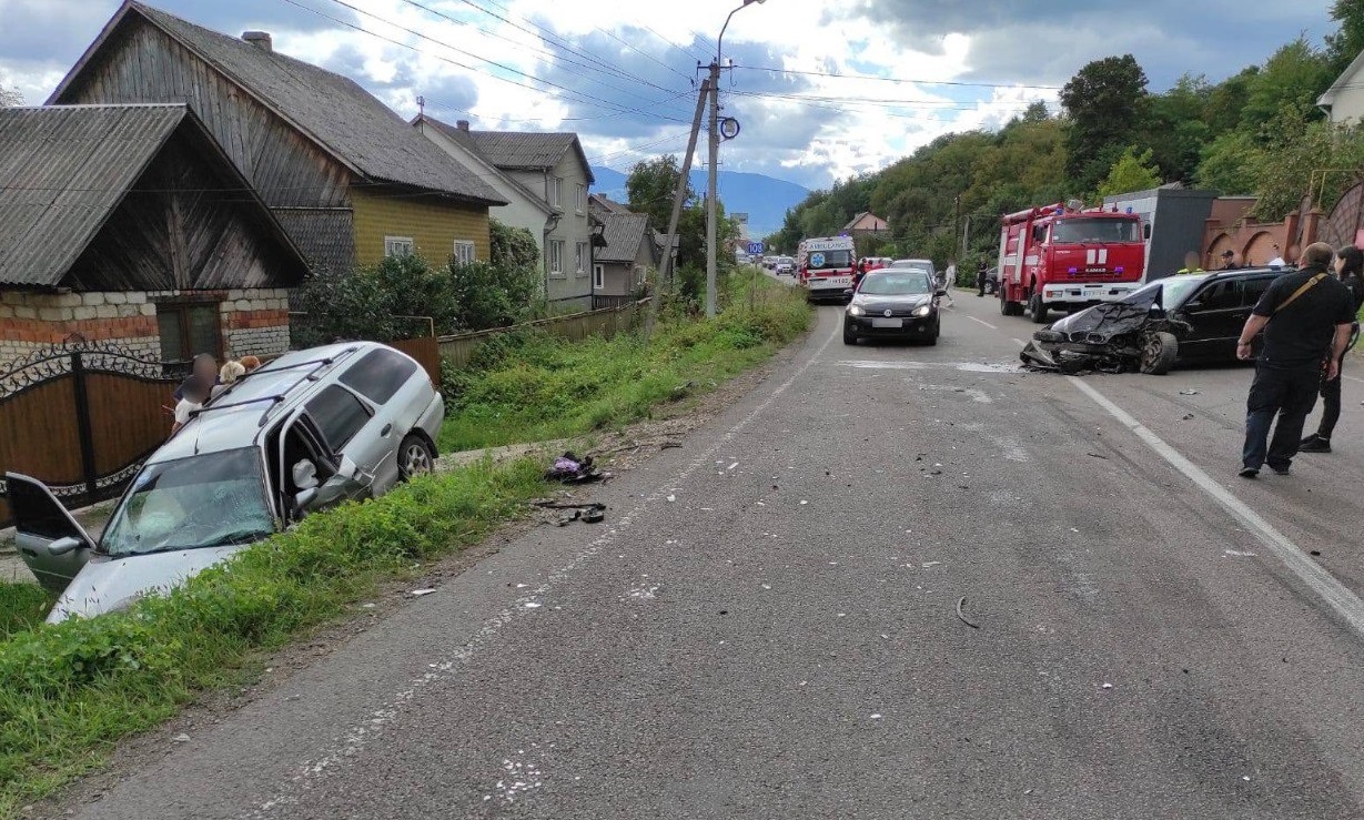 У Тересві на Тячівщині зіткнулися BMW і Ford, травмовано 4-річну пасажирку "німця" і її маму (ФОТО)