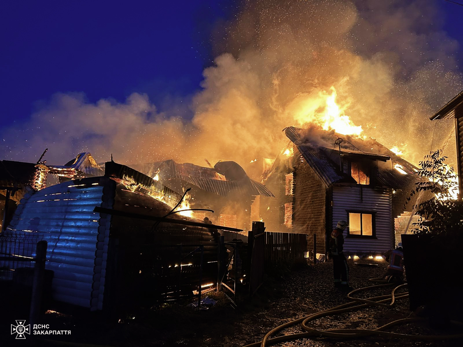 У Солотвині під ранок вигоріла база відпочинку (ФОТО)