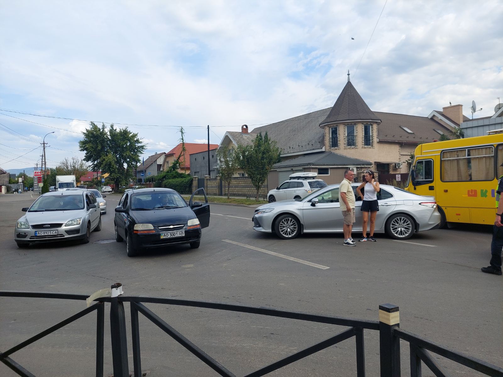 ФОТОФАКТ. В Ужгороді на Капушанській зіткнулися два авто, рух ускладнено