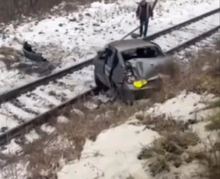 У Кам'яниці біля Ужгорода Renault злетів з дороги на залізничну колію (ВІДЕО)