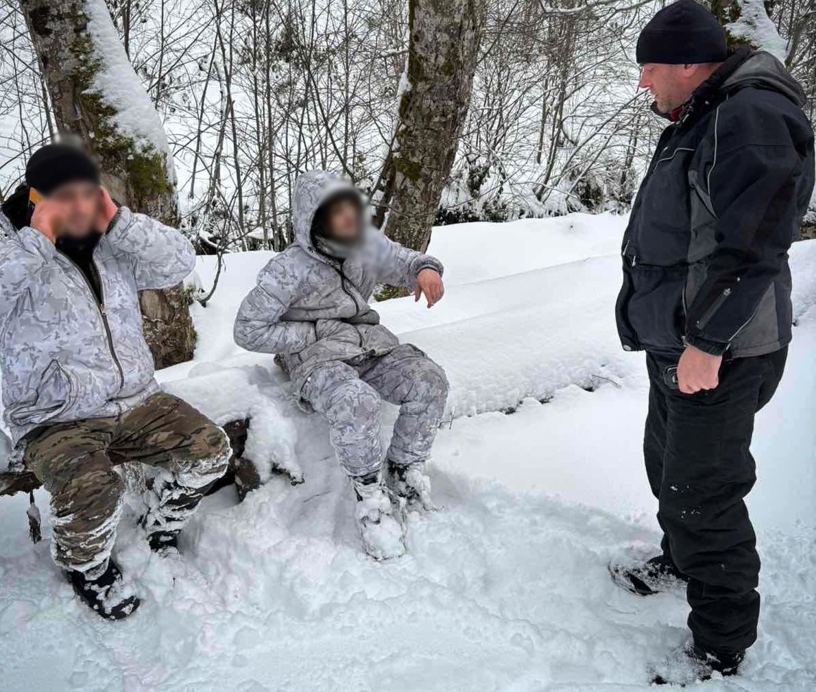 На Закарпатті врятували 3-х виснажених "ухилянтів", які тиждень блукали Карпатами в напрямку румунського кордону (ФОТО, ВІДЕО)