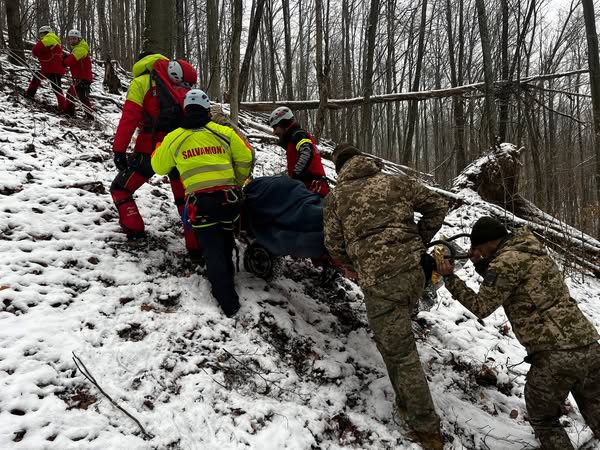 З прірви біля румунського кордону врятували непритомного 27-річного закарпатця-"ухилянта", у якого стався приступ епілепсії (ФОТО, ВІДЕО)