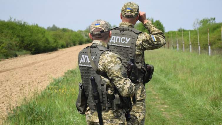 Батька з сином з Лазещини на Рахівщині, які побили і відібрали зброю у прикордонників, засудили до 4 та 3,5 років тюрми