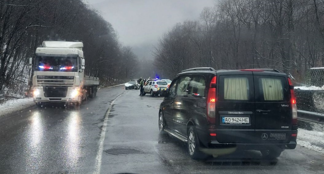 На Закарпатті у зіткненні з "поліцейським" авто Tesla загинув водій легковика Nissan (ВІДЕО)