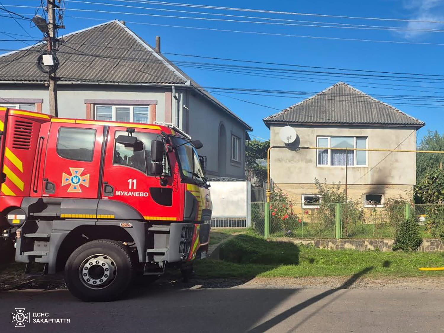 На Мукачівщині сусіди врятували будинок від масштабної пожежі (ФОТО)