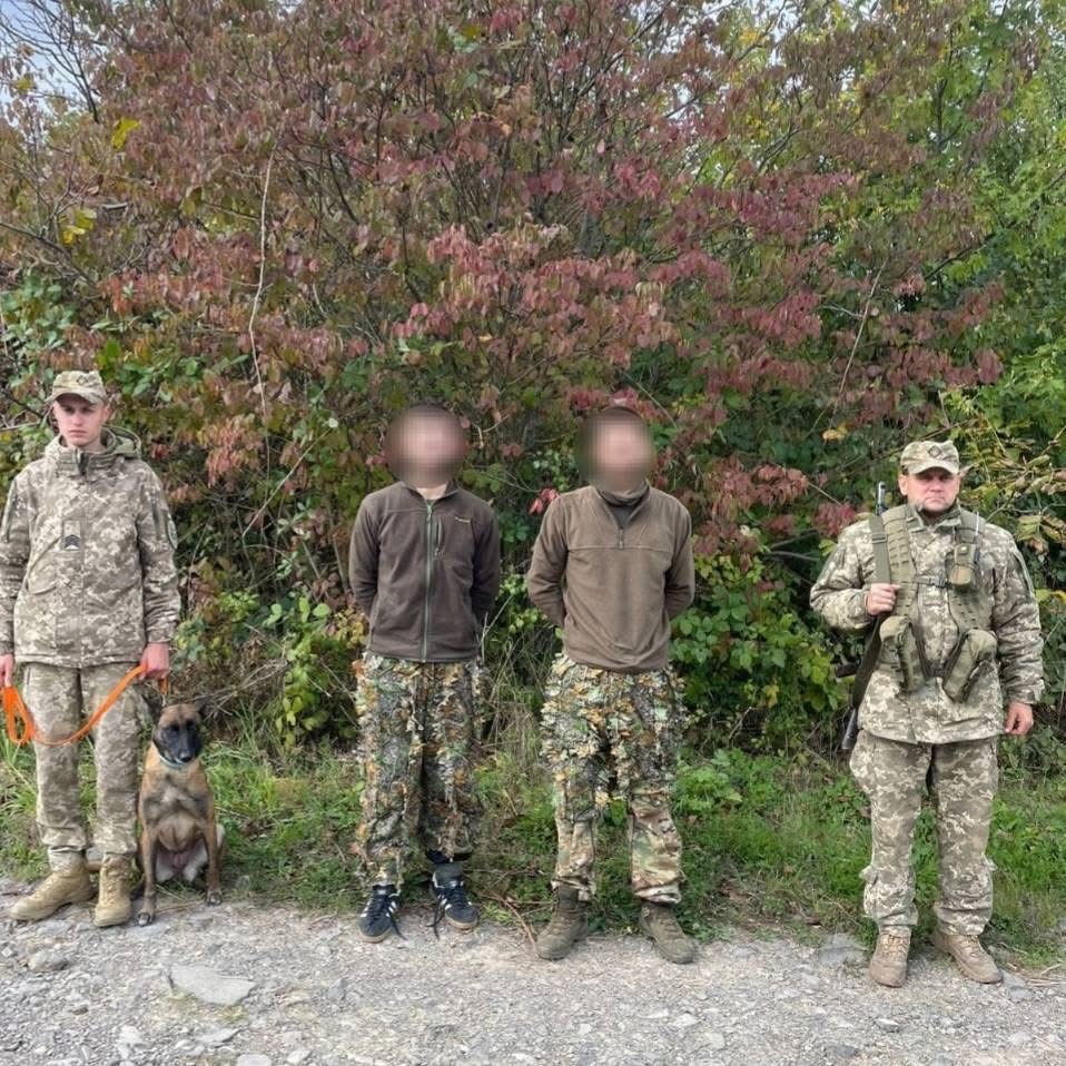 На Закарпатті затримали двох киян у камуфляжі за 50 метрів від кордону (ФОТО)