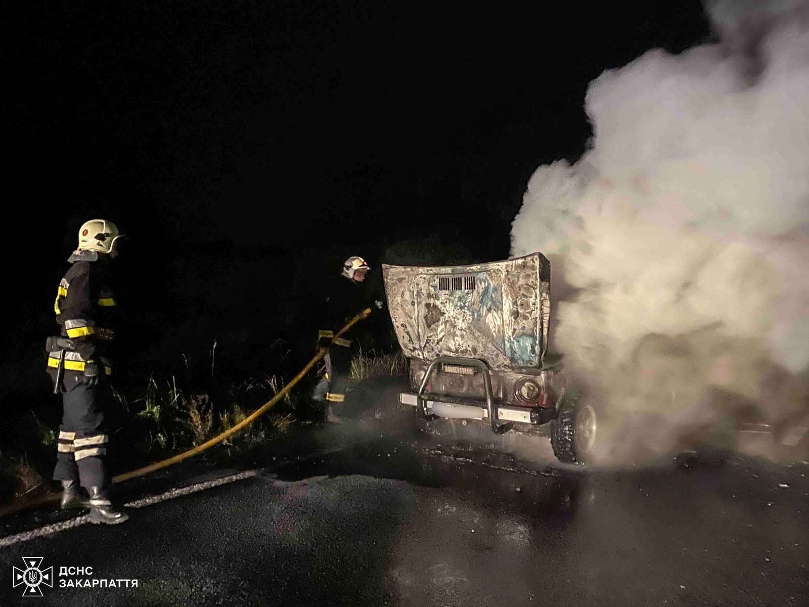 На Ужгородщині під час руху загорілася ВАЗ Niva (ФОТО)